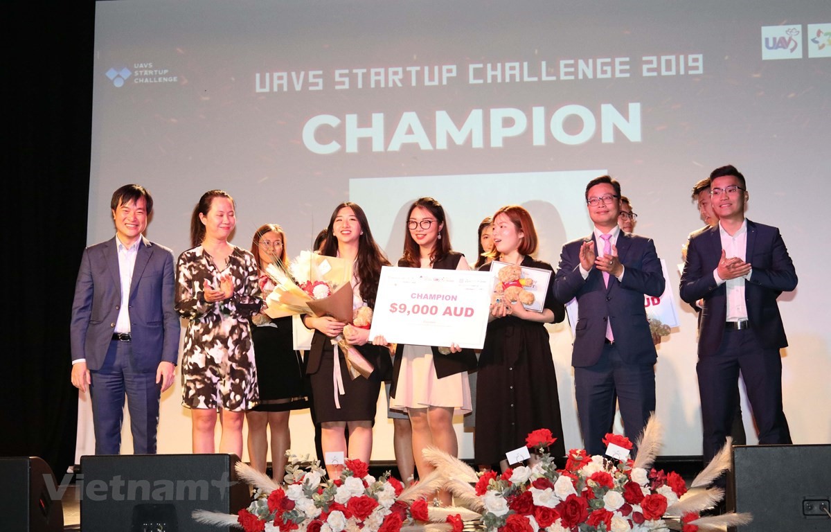 Đội The Sister Bag của ba cô gái đến từ Đại học Công nghệ Sydney (UTS) giành giải nhất cuộc thi UAVS Startup Challenge 2019. (Ảnh: Diệu Linh/Vietnam+)