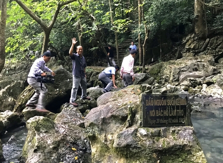 Đoàn về thăm Khu di tích Pác Bó- “Đầu nguồn” của cách mạng Việt Nam.