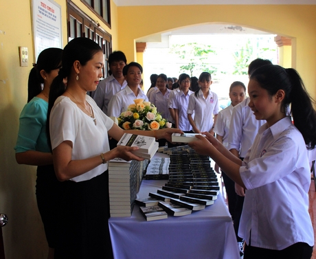 Các em học sinh Trường THPT Nguyễn Thông (TP Vĩnh Long) nhận sách từ chương trình.