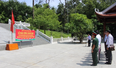 Đoàn làm lễ báo công dâng Bác tại di tích K9 Đá Chông.