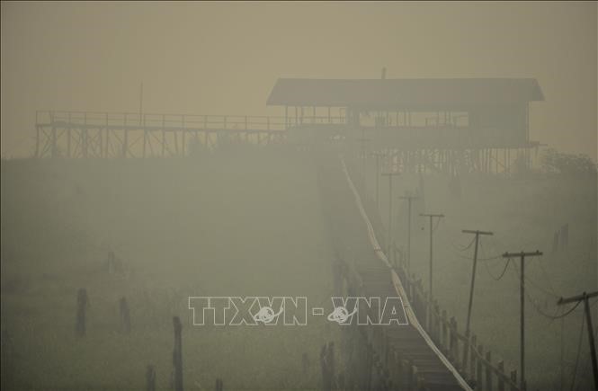 Khói mù bao phủ trên sông Kahayan, đoạn qua thành phố Palangkaraya, tỉnh Trung Kalimantan, Indonesia. Ảnh: AFP/TTXVN