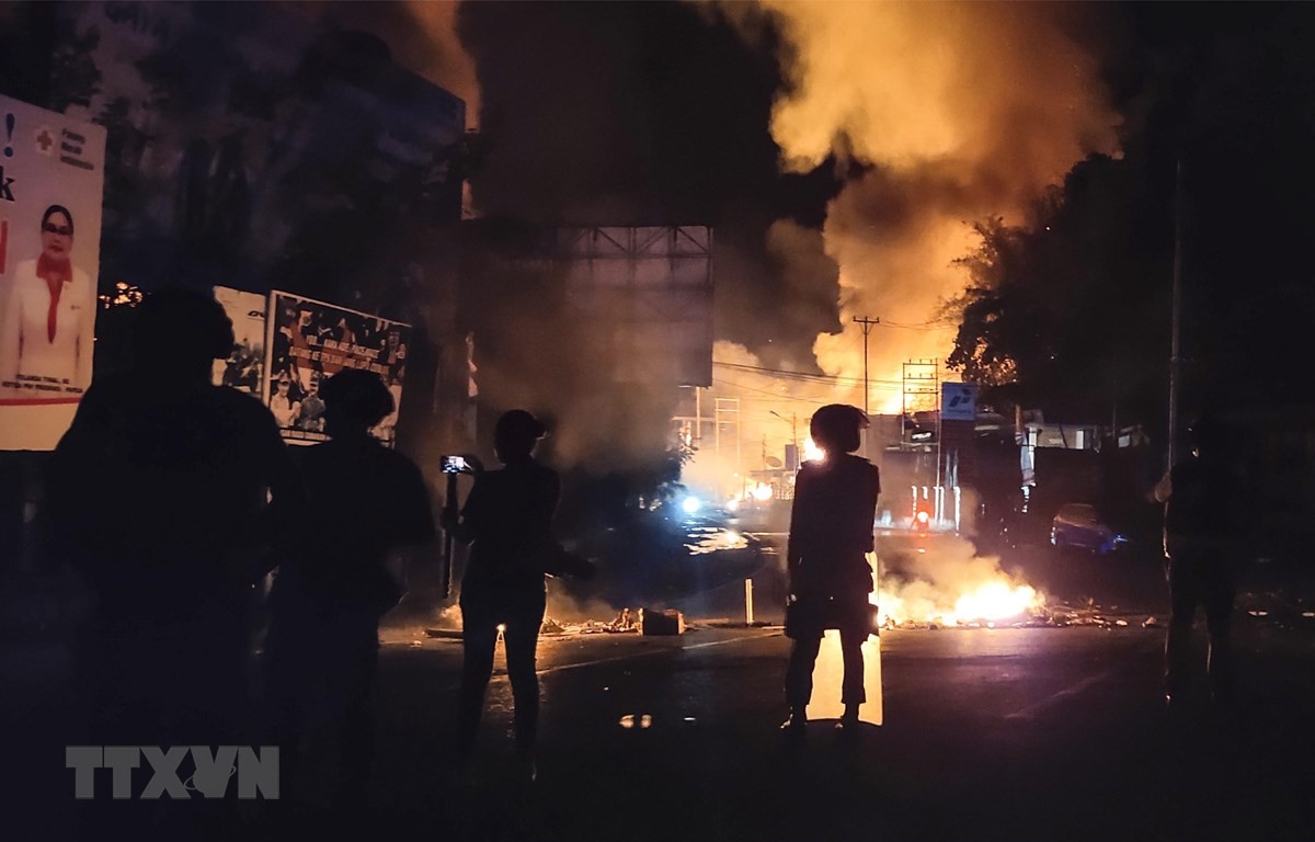 Những ngôi nhà bị người biểu tình phóng hỏa trong vụ bạo loạn ở thành phố Deiyai, tỉnh Papua (Indonesia) ngày 29/8/2019. (Ảnh: AFP/TTXVN)