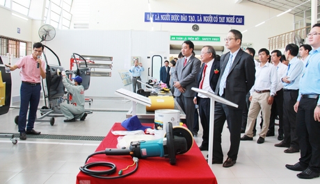 Các đại biểu tham quan hạng mục đầu tư Trung tâm Đào tạo kỹ thuật Toyota.