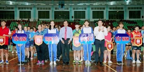  Ban tổ chức tặng hoa và cờ lưu niệm cho các đội tham gia giải đấu.