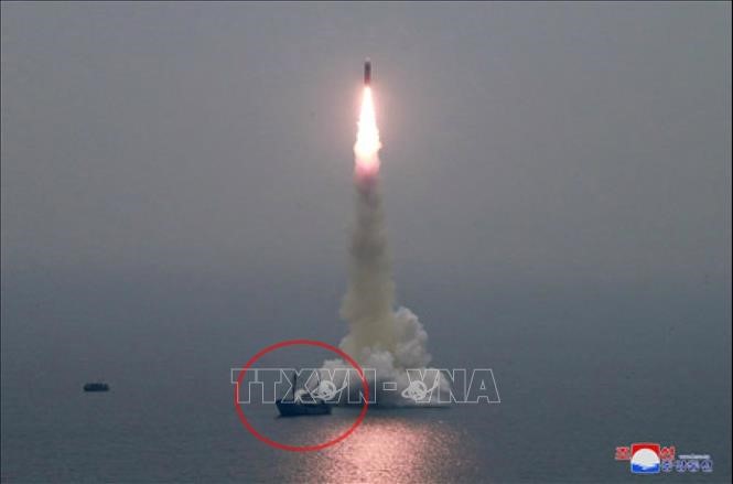Vụ thử tên lửa đạn đạo kiểu mới Pukguksong-3 từ tàu ngầm của Triều Tiên ở ngoài khơi Vịnh Wonsan ngày 2/10/2019. Ảnh: Yonhap/TTXVN