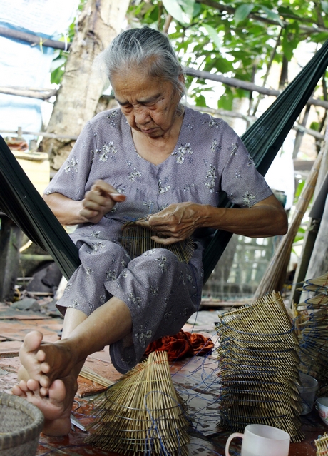 Nhiều làng nghề “nương theo” con nước teo tóp dần theo thời gian và chỉ còn ít người lớn tuổi còn đeo nghề.