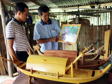 Ông Nguyễn Văn Tốt đã mở ra hướng đi mới cho làng nghề, với sản phẩm xuồng “xách tay” phục vụ khách du lịch, trang trí nội thất.