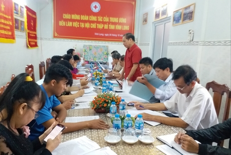  Đoàn công tác của Trung ương khảo sát tại Hội Chữ thập đỏ tỉnh Vĩnh Long.