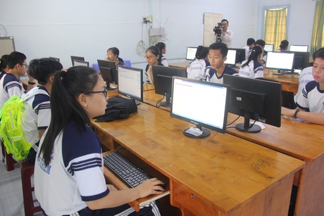 Thí sinh trường THPT Chuyên Nguyễn Bỉnh Khiêm dự thi vào sáng 4/10/2019.
