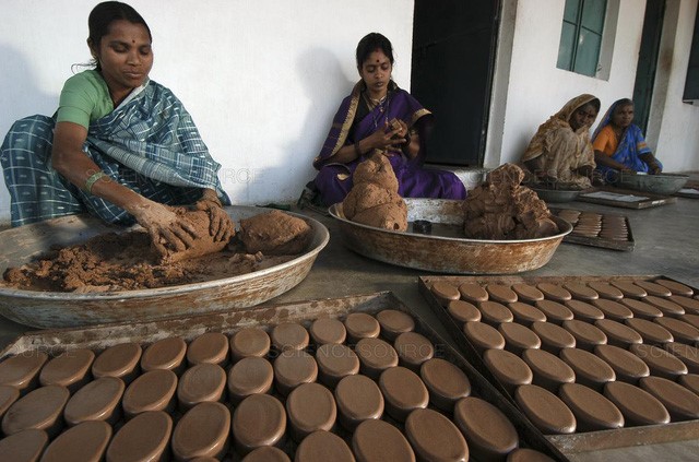 Sản xuất xà phòng phân bò tại Ấn Độ. Ảnh: sciencesource.com