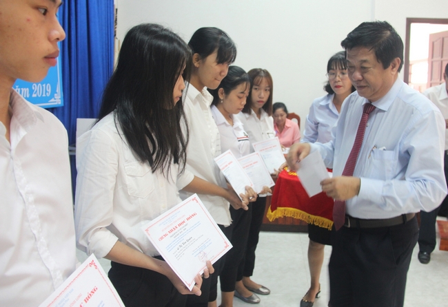 Phó Bí thư Thường trực Tỉnh ủy, Chủ tịch  HĐND tỉnh- Bùi Văn Nghiêm trao học bổng cho các sinh viên.