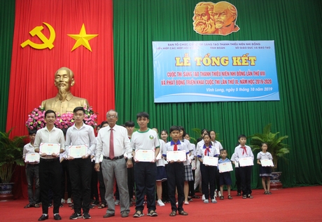 Phó Giám đốc Sở GD- ĐT Phạm Văn Hồng trao giải nhất cho các em học sinh.