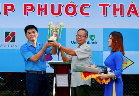 Ông Bùi Duy An- Chủ tịch Liên đoàn Quần vợt tỉnh (phải) trao hoa và cúp lưu niệm cho nhà tài trợ chính của giải.