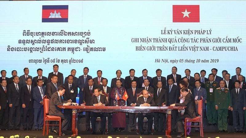 Thủ tướng chứng kiến Lễ ký Nghị định thư phân giới cắm mốc biên giới trên đất liền giữa Việt Nam và Campuchia.