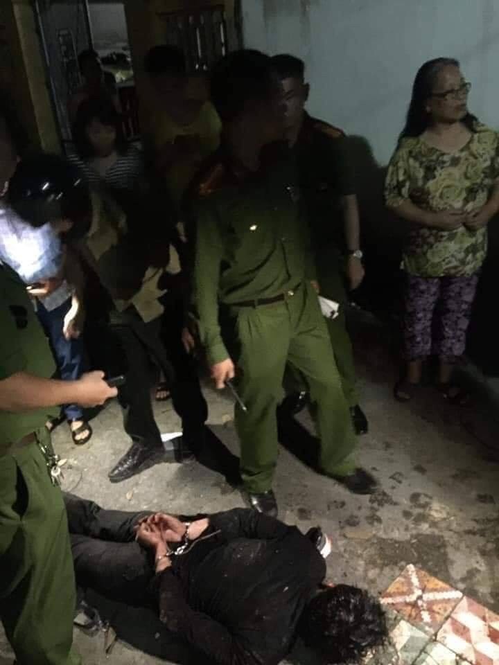 Đối tượng Nguyễn Anh Tuấn bị lực lượng chức năng bắt giữ sau khi gây án. (Nguồn mạng xã hội)