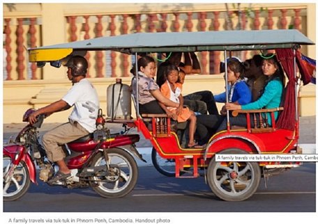 Theo thông báo mới của Bộ Lao động Campuchia, lao động người nước ngoài có thể sẽ không bị cấm lái xe tuk-tuk ở Campuchia. Ảnh: SCMP.