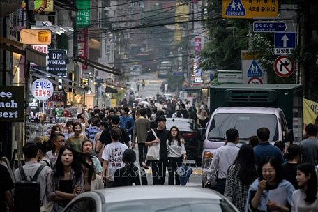  Người dân di chuyển trên đường phố tại Seoul, Hàn Quốc, ngày 6/9/2019. Ảnh: AFP/TTXVN
