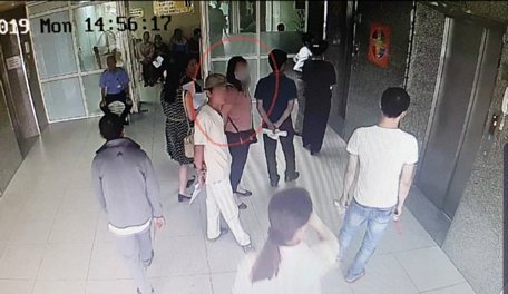 Nghi phạm thực hiện vụ trộm (áo trắng) tại bệnh viện Việt Đức.