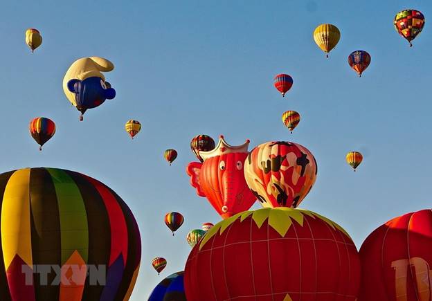 Những quả khinh khí cầu đủ màu sắc bay trong Lễ hội khinh khí cầu quốc tế ở Albuquerque, bang New Mexico, Mỹ. (Ảnh: THX/TTXVN)