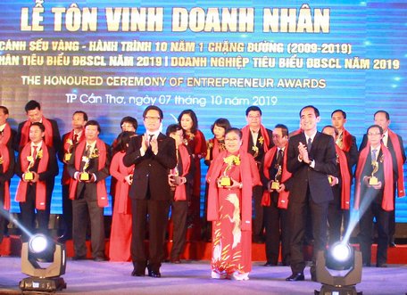 Bà Đặng Thị Hồng- đại diện Công ty TNHH Chế biến thực phẩm Hòa Hiệp- nhận danh hiệu “Cánh sếu vàng”.
