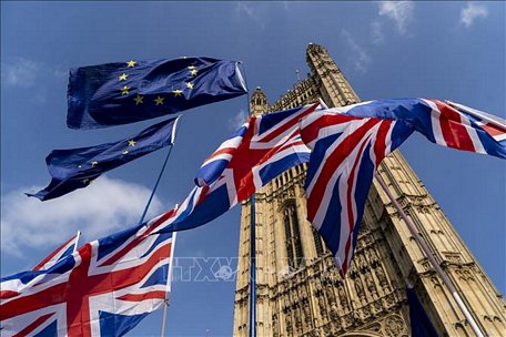Cờ Anh (phía dưới) và cờ EU (phía trên) tại thủ đô London, Anh. Ảnh: AFP/TTXVN