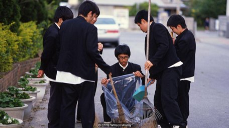 Học sinh Nhật Bản thường xuyên tham gia vào các hoạt độn tình nguyện dọn rác trên đường. Ảnh: BBC