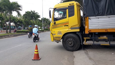 Ô tô tải đỗ xe gây mất an toàn giao thông trên đường Trần Phú (Phường 4- TP Vĩnh Long).