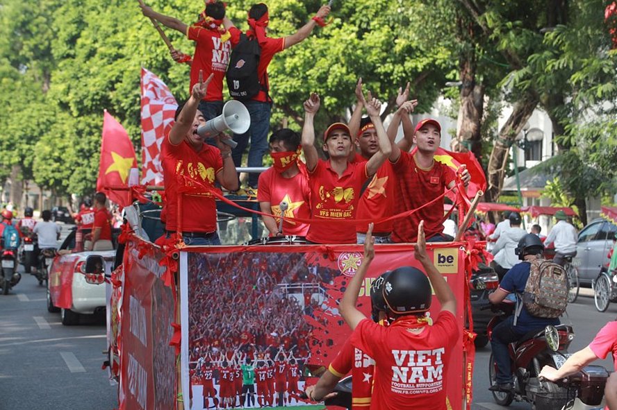 Nhóm CĐV xuất phát từ quận Long Biên diễu hành trên nhiều tuyến phố Hà Nội.