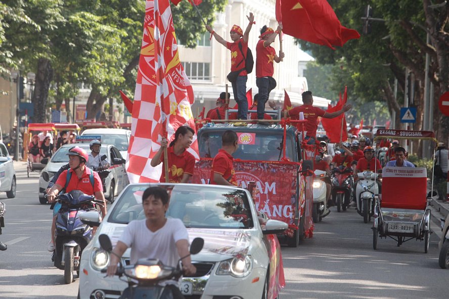  Băng rôn với dòng chữ “Việt Nam chiến thắng” được dán trên tất cả các xe ô tô tham gia diễu hành.