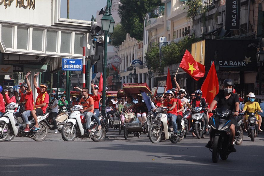 Đoàn diễu hành đi qua phố Đinh Tiên Hoàng (Hoàn Kiếm).