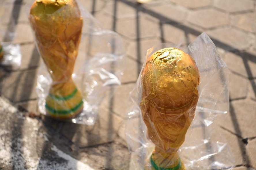  Chiếc cúp vàng World Cup được chế tác như hàng “xịn”.