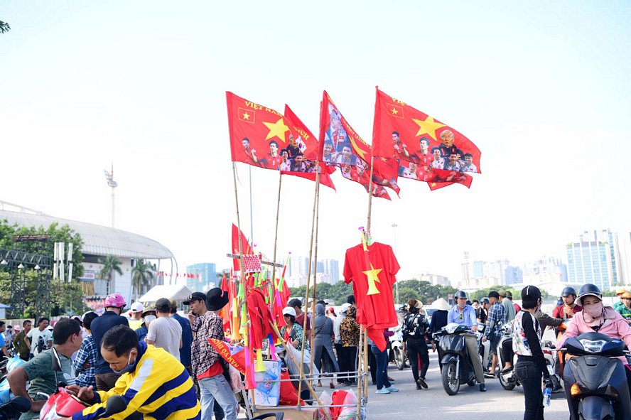  Những lá cờ in quốc kỳ cùng hình ảnh HLV Park Hang Seo và các cầu thủ ĐT Việt Nam tung bay trước SVĐ Mỹ Đình.