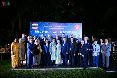 Đại sứ Nguyễn Hải Bằng và phu nhân cùng các đại sứ, đại biện các nước tới tham dự.