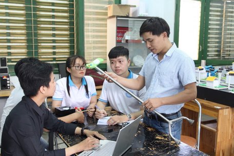 Thầy Phạm Duy Dưởng cùng nhóm sinh viên sáng chế sản phẩm gậy thông minh