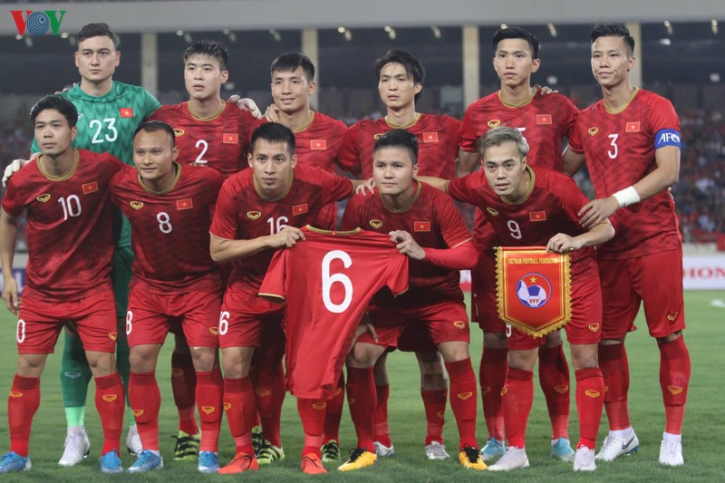 ĐT Việt Nam mang theo chiếc áo số 6 ra sân ở cuộc tiếp đón ĐT Malaysia như lời động viên tới Lương Xuân Trường, người vừa dính chấn thương đầu gối trong quá trình chuẩn bị cho trận đấu.
