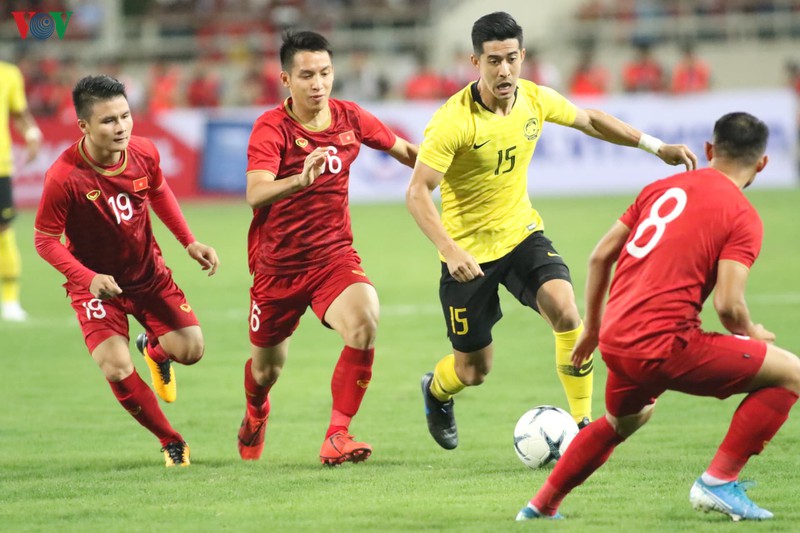 ​ĐT Việt Nam nhập cuộc chậm rãi, nhường thế trận cho ĐT Malaysia trong nửa đầu hiệp 1.