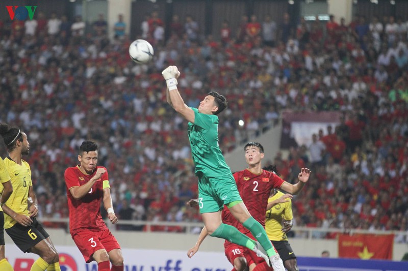 ĐT Malaysia khiến thủ môn Đặng Văn Lâm phải làm việc vất vả trong những tình huống cố định ở đầu trận.