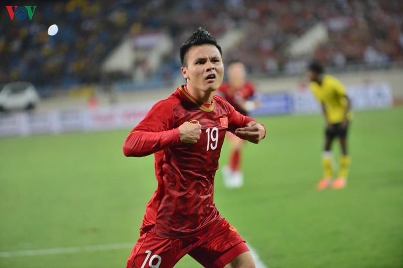Quang Hải ghi bàn ở phút 40 sau pha volley đẹp mắt.