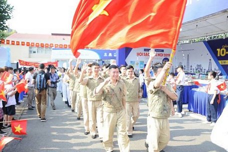 Tái hiện hình ảnh đoàn quân giải phóng tiến về Thủ đô trong chương trình “Hà Nội mùa thu năm ấy” diễn ra tại Hoàng thành Thăng Long.