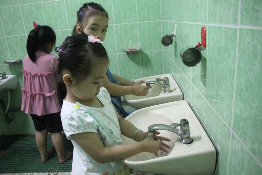 Tạo thói quen cho trẻ rửa tay đúng cách bằng xà phòng thường xuyên để phòng ngừa nhiễm khuẩn.