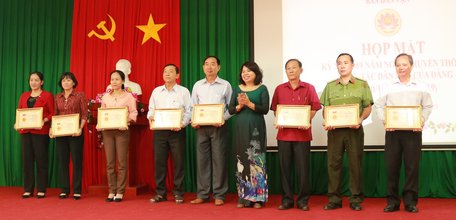 Các cá nhân được trao tặng kỷ niệm chương “Vì sự nghiệp dân vận”.