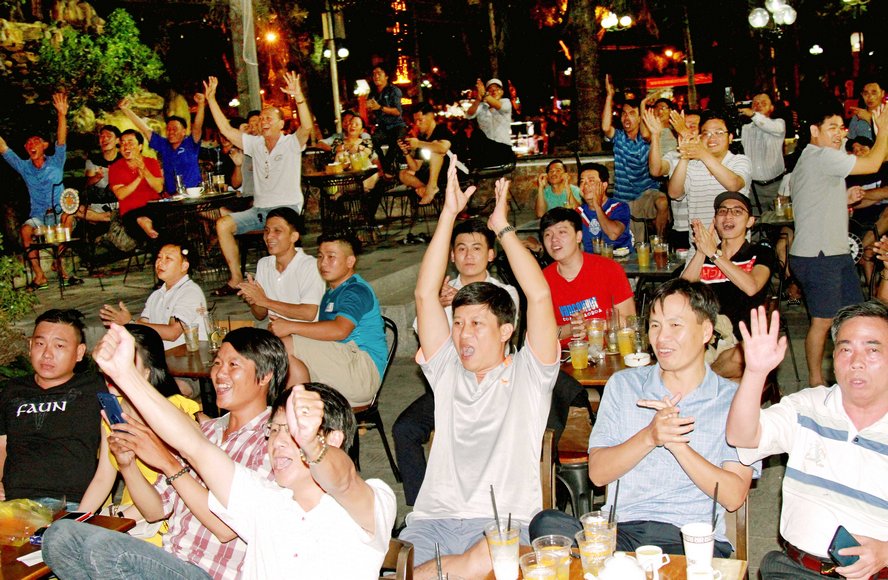 CĐV vui mừng với bàn thắng rất đẹp của Quang Hải ở phút 39, giúp ĐT Việt Nam vượt lên dẫn 1-0 trước ĐT Malaysia.
