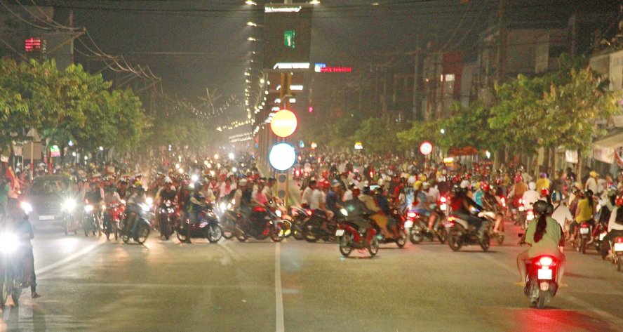  Các phương tiện giao thông lớn, nhỏ cùng lưu hành trên đường phố TP Vĩnh Long hòa với chiến thắng của đội tuyển Việt Nam.