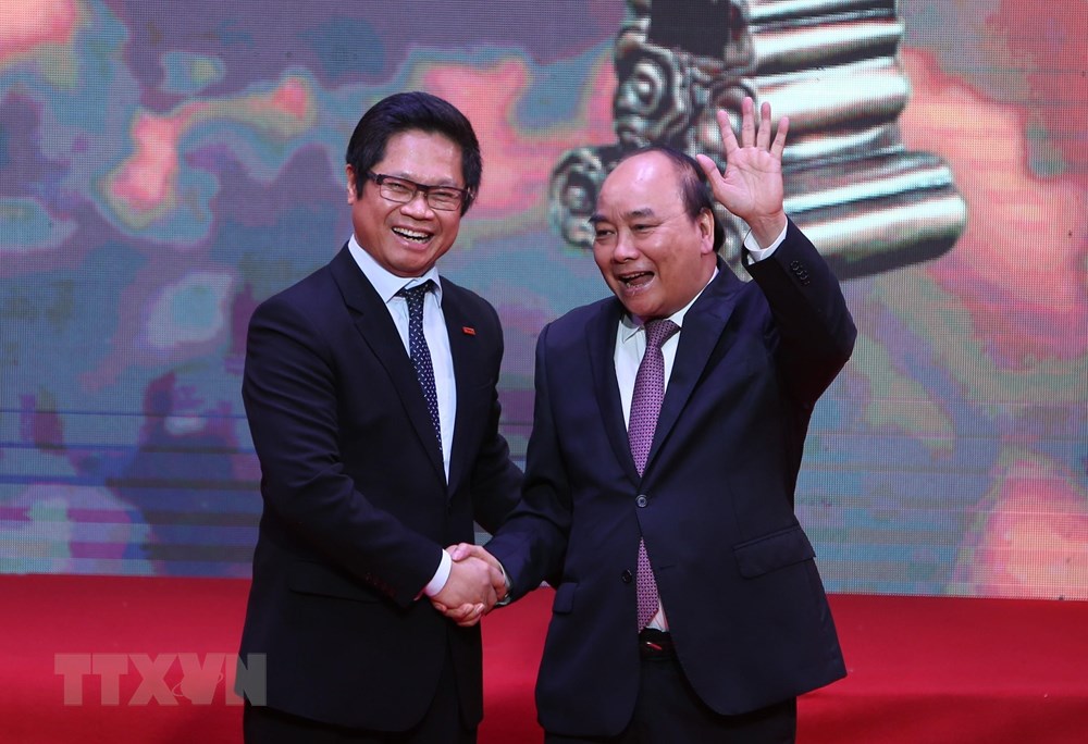  Thủ tướng Nguyễn Xuân Phúc chúc mừng các doanh nhân. (Ảnh: Dương Giang/TTXVN)