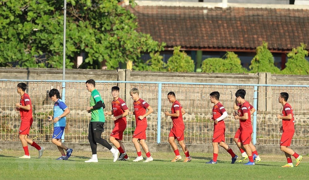11 cầu thủ đá chính ở trận gặp Malaysia hôm 10/10 được tập riêng. (Ảnh: Hoàng Linh/TTXVN)