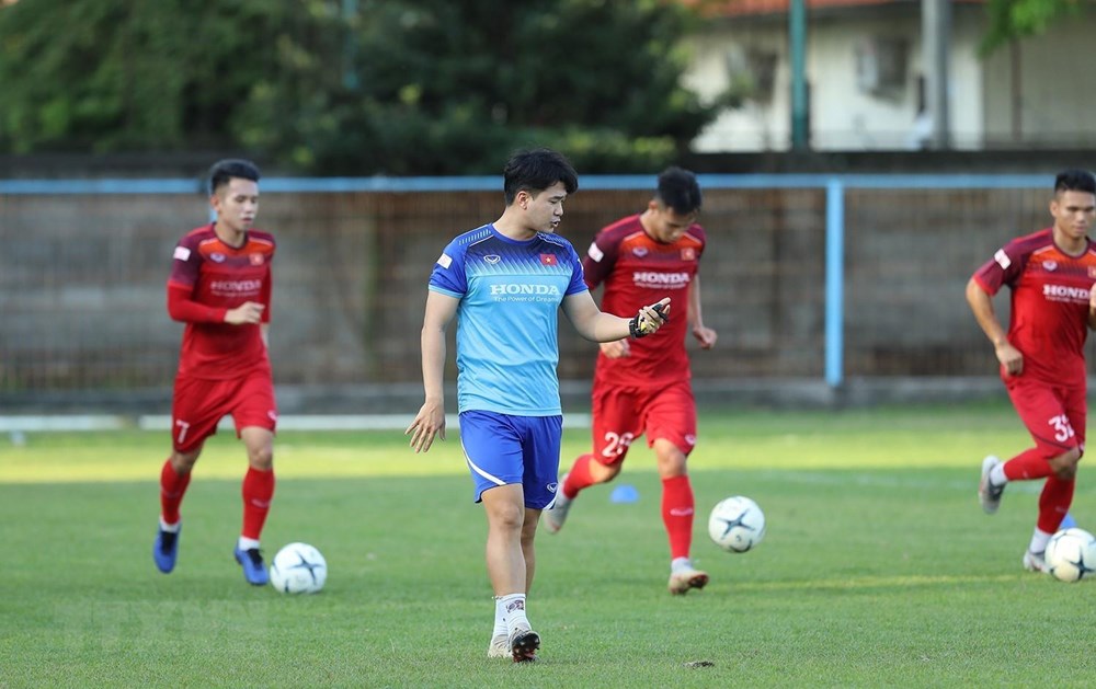   Trợ lý HLV thể lực Park Sung-gyun (áo xanh) hướng dẫn các cầu thủ tập luyện. (Ảnh: Hoàng Linh/TTXVN)