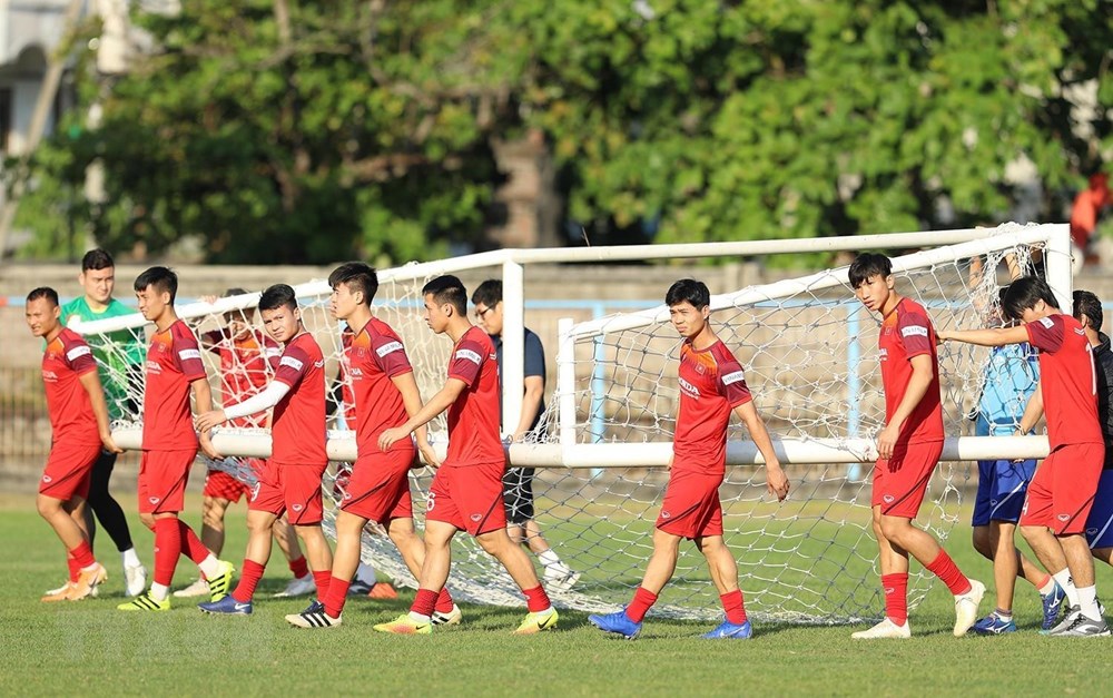  11 cầu thủ đá chính ở trận gặp Malaysia được tập riêng. (Ảnh: Hoàng Linh/TTXVN)