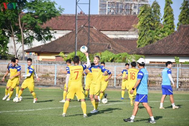 Tại buổi tập này, các tuyển thủ Việt Nam mặc trang phục màu vàng.