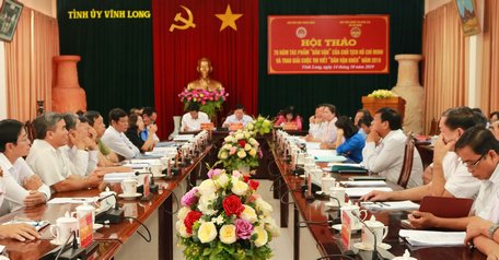 Bí thư Tỉnh ủy- Trần Văn Rón cùng các lãnh đạo tỉnh Vĩnh Long tham dự hội thảo trực tuyến.