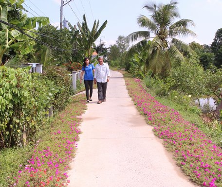 Tuyến đường hoa ở ấp Tân Dương mang diện mạo mới cho địa phương.